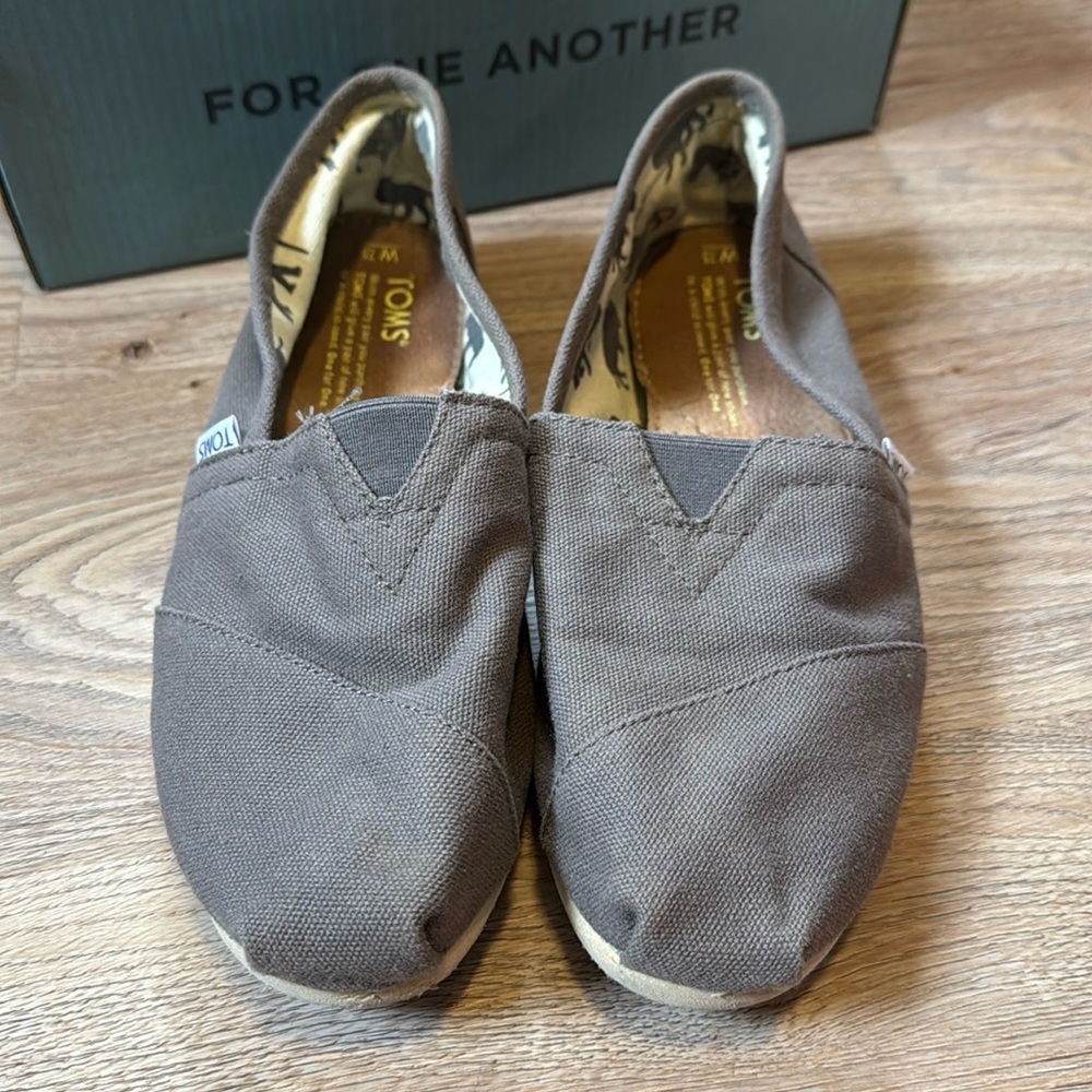 Toms Avalon womens canvas shoes, size 7.5